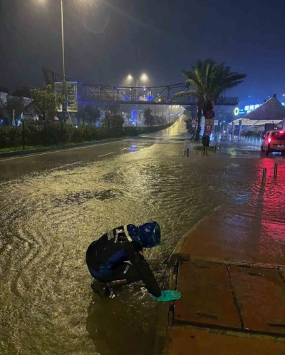 MUSKİ ekipleri gece boyunca tıkanan mazgalları a&ccedil;tı
