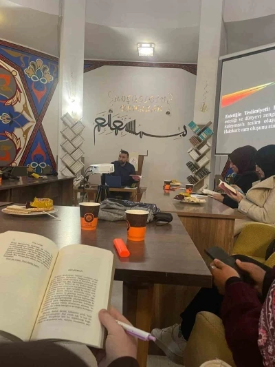 M&uuml;sl&uuml;man Kimliği İnşa Etme &Uuml;zerine kitap tahlili ger&ccedil;ekleştirildi
