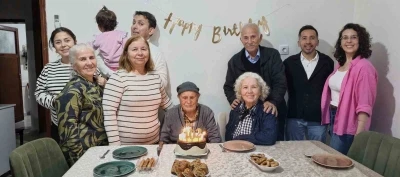 Mustafa dede, 102&rsquo;nci yaş g&uuml;n&uuml;n&uuml; &ccedil;ocukları ve torunlarıyla kutladı
