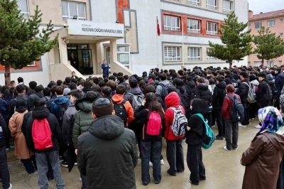 Mustafa Doğan Anadolu Lisesi&rsquo;nde şehitler i&ccedil;in saygı programı
