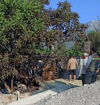 Müstakil ev alevler içinde kaldı, aile fertleri kendilerini camdan dışarı atarak kurtardı
