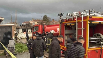 M&uuml;stakil ev alevlere teslim oldu: Yanan evini g&ouml;zyaşları i&ccedil;inde izledi
