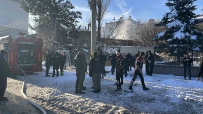 M&uuml;stakil evde yangın &ccedil;ıktı, mahsur kalan yaşlı adamı itfaiye kurtardı
