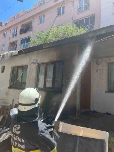 M&uuml;stakil evin &ccedil;atısına &ccedil;ıkan yangın b&uuml;y&uuml;meden s&ouml;nd&uuml;r&uuml;ld&uuml;
