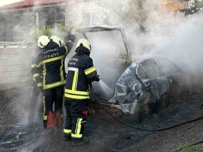 M&uuml;stakil evin otoparkında alev alan otomobil k&uuml;le d&ouml;nd&uuml;
