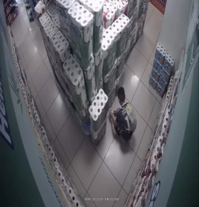 Müşteri gibi girdiği marketi kundaklayan çocuk kamerada
