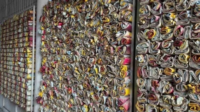 Müşteri ne içtiğini bilsin diye 18 yıldır demleyip sattığı çayların boş paketlerini sergiliyor
