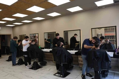 M&uuml;şteriler tıraşı son g&uuml;ne bıraktı: Berberler yoğunluktan randevu sistemine ge&ccedil;ti
