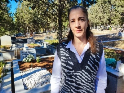Müteahhit rekor ceza alınca genç kadın, anne ve babasının mezarında şükür duası etti
