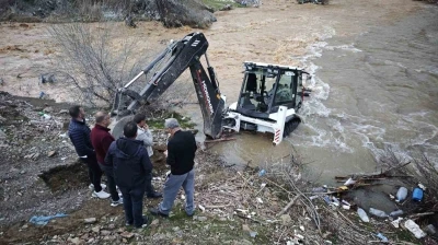 Mutki&rsquo;de dereye kapılan kep&ccedil;e kurtarıldı
