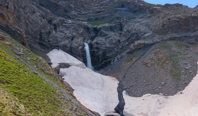 Mutki&rsquo;de eşsiz manzara: Dağın i&ccedil;inden &ccedil;ıkan şelale hayran bırakıyor
