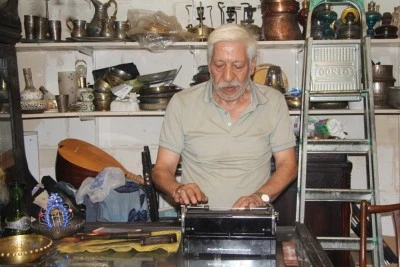 Müze gibi iş yerinde 40 yıldır biriktirdiği antikaları sergiliyor