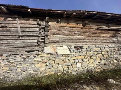 M&uuml;ze gibi k&ouml;y: Her duvarlarda tarihi tapınağın taşları var
