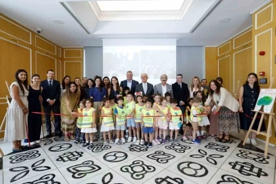 Müzeye çocuk eli değdi, kurdeleyi çocuklar kesti
