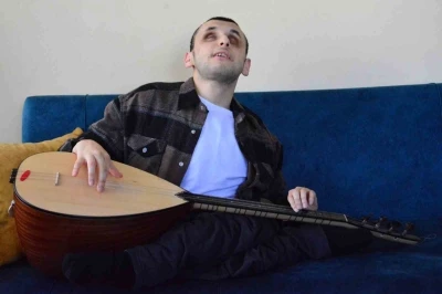 M&uuml;zik aşkı engellerini aştı: &Ccedil;aldığı enstr&uuml;manlarla hayata tutunuyor
