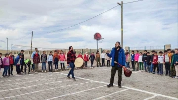 M&uuml;zik &ouml;ğretmeni, k&ouml;y &ccedil;ocuklarını m&uuml;zikle buluşturuyor
