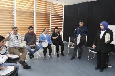 M&uuml;zikle engeller aşılıyor

