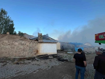 Narman’da korkutan yangın: 3 evin çatısı kül oldu
