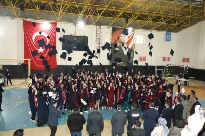 Narman Meslek Y&uuml;ksekokulu&rsquo;nda mezuniyet coşkusu
