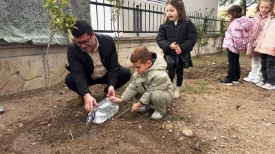 Nasıl fidan dikileceği minik öğrencilere uygulamalı olarak anlatıldı
