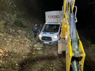 Navigasyonun yanılttığı 3 kişi, dağ yolunda ara&ccedil;la &ccedil;amura saplanarak mahsur kaldı

