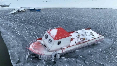 Nazik G&ouml;l&uuml; kısmen dondu, balık&ccedil;ı tekneleri buzlar arasında kaldı
