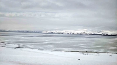 Nazik G&ouml;l&uuml;&rsquo;nde buzların &ccedil;&ouml;z&uuml;lmesi bu yıl gecikti
