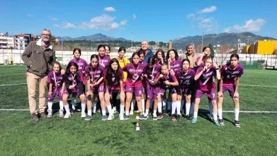 Nazilli Beşeyl&uuml;l Ortaokulu kız futbol takımı il şampiyonu oldu
