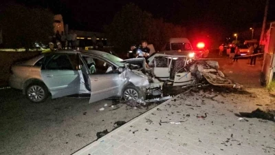 Nazilli’de çarpışan otomobiller hurdaya döndü: 8 yaralı
