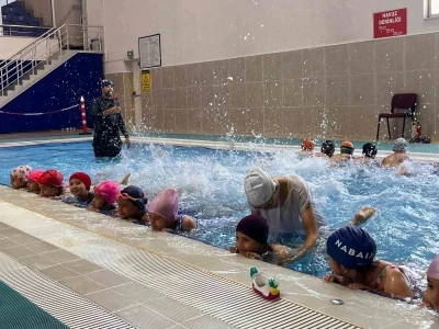 Nazilli&rsquo;de &ccedil;ocuklar yaz tatilini y&uuml;zme &ouml;ğrenerek ge&ccedil;iriyor
