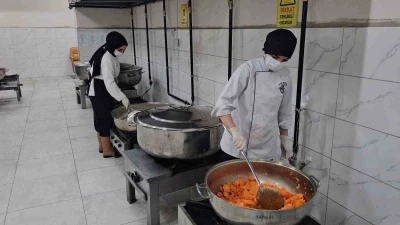 Nazilli&rsquo;de iftar yemeklerini kız meslek liseliler hazırladı
