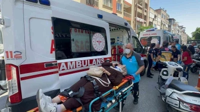 Nazilli&rsquo;de yaya ge&ccedil;idinde korkutan kaza: 5 yaralı
