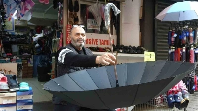 Ne tamir ne satış kaldı: Kocaeli’nin son şemsiye ustası ayakta kalmaya çalışıyor
