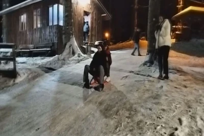 Nebiyan Dağı beyaza b&uuml;r&uuml;nd&uuml;, &ccedil;ocuklar gibi eğlendiler
