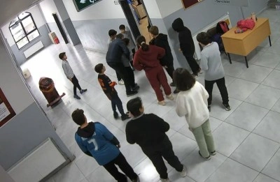 Nefes borusuna ekmek ka&ccedil;an &ouml;ğrencisini heimlich manevrasıyla kurtardı