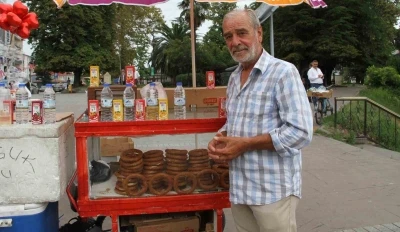 Nefesi türkülere yetmedi, Tarihi Köprü’de simit satıyor
