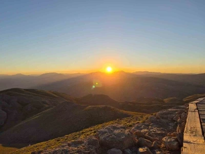 Nemrut Dağı&rsquo;nda g&uuml;n doğumu ve g&uuml;n batımı yoğun ilgi g&ouml;r&uuml;yor
