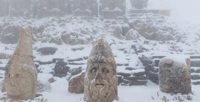 Nemrut Dağı&rsquo;nda mayısta kar s&uuml;rprizi

