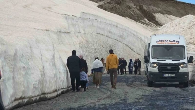 Nemrut&rsquo;taki 10 metrelik kar t&uuml;nellerine yoğun ilgi
