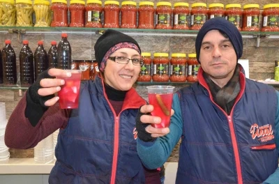 Neşeli Günler filmi gerçek oldu: Eşinin dükkanı karşısına turşucu açtı
