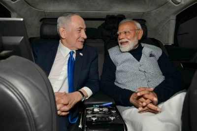 Netanyahu, Hindistan Başbakanı Modi&rsquo;yi Hint kıyafeti giyerek karşıladı
