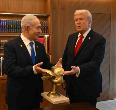 Netanyahu, Trump’a &quot;Altın Güvercin&quot; hediye etti
