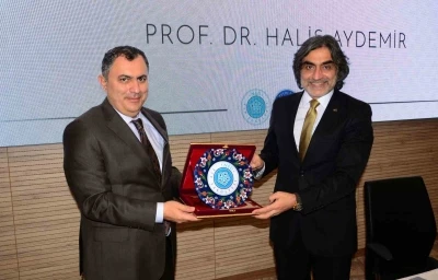 NE&Uuml;&rsquo;de "Modern D&uuml;nyada Duruş Sahibi Olmak" konuşuldu
