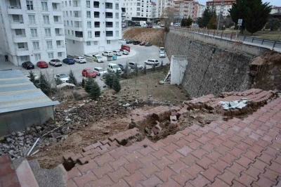 Nevşehir&rsquo;de 15 metre y&uuml;ksekliğindeki istinat duvarı &ccedil;&ouml;kt&uuml;

