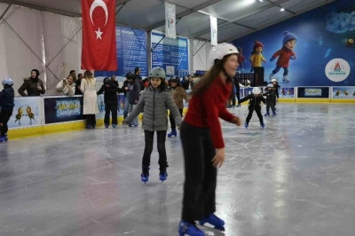 Nevşehir&rsquo;de mobil buz pateni pisti hizmete a&ccedil;ıldı
