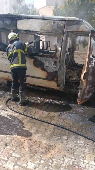 Nevşehir&rsquo;de park halindeki minib&uuml;s alev alev yandı
