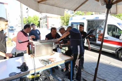 Nevşehir&rsquo;de parmağı kıyma makinesine sıkışan esnafı itfaiye kurtardı
