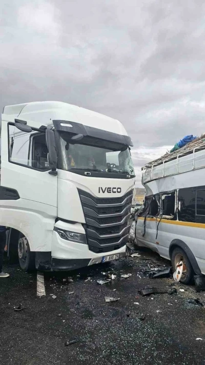 Nevşehir’de tarım işçilerini taşıyan minibüs tırla çarpıştı: 9 yaralı
