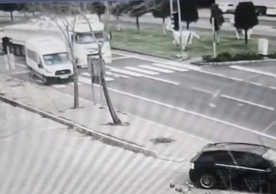 Nevşehir&rsquo;de tırın &ouml;ğrenci servisleriyle tehlikeli manevrası kamerada

