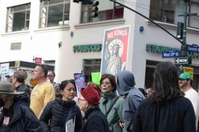 New York’ta on binlerce kişi &quot;Krallara Hayır&quot; protestolarında Trump yönetimini eleştirdi
